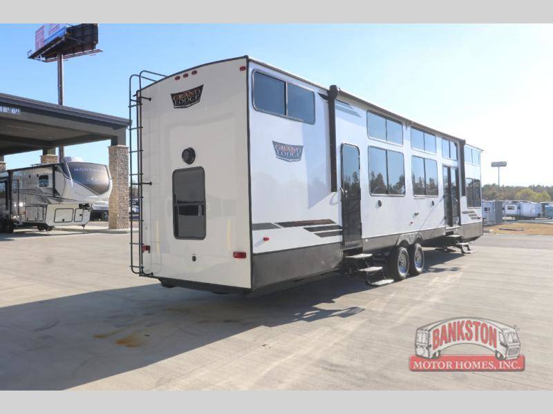 2024 Forest River Wildwood Grand Lodge 42VIEW Park Model RV For Sale In